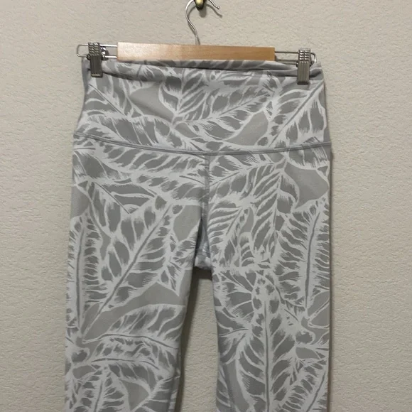 Alo Yoga Palm Springs airbrushed white leggings leaves stripes women's medium - Picture 8 of 11